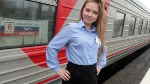 Проводница поезда "Москва-Владивосток" стала одной из самых красивых в России
