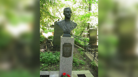 С петербургского кладбища вынесли бюст Героя Советского Союза