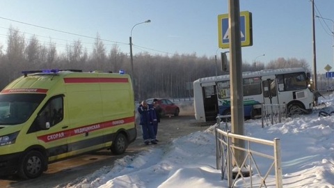 В Орле в утреннем ДТП погиб водитель маршрутного такси, шестеро пострадали