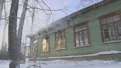 В Первоуральске жителей аварийного дома залило кипятком из лопнувших батарей