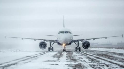 Задержанный из-за аномальных морозов в Новом Уренгое самолет вылетел в Омск