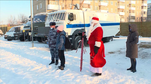 Курганские омоновцы исполнили мечту девочки в рамках акции "Елка желаний"