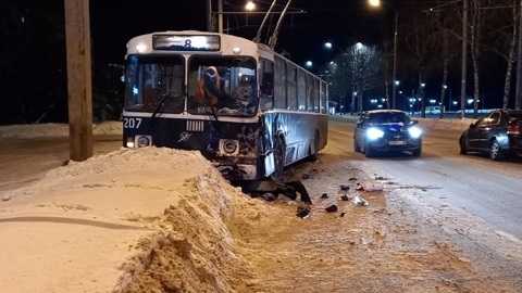 В Йошкар-Оле в ДТП попали машина скорой помощи и троллейбус