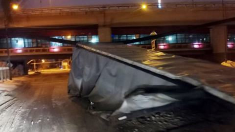 В Нижнем Новгороде в результате ДТП грузовик повредил метромост
