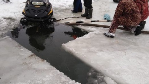 Во Владимирской области два рыбака на снегоходе провалились под лед