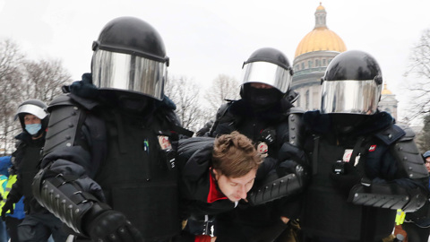 Шоу с переодеванием и другие провокации: протесты в России