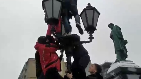 В центре Москвы митингующие стащили со столба и избили своего противника. Видео. ЧП