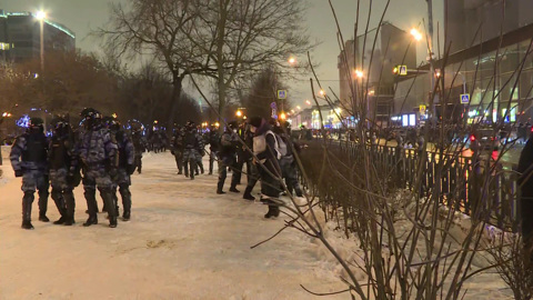 На незаконных акциях в РФ задержали около 300 детей и подростков