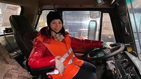 Елизавета Туктамышева посидела за рулем самосвала