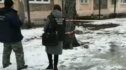 Тверские следователи завели дело после падения ледяной глыбы на ребенка