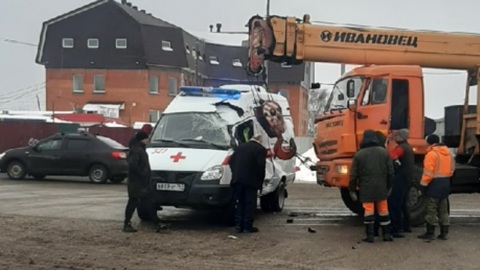 Врач, фельдшер и водитель скорой помощи пострадали в ДТП с автокраном