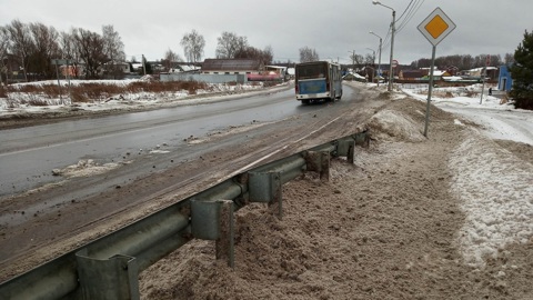 Ярославцы бьют тревогу: коммунальщики сбрасывают грязный снег в реку