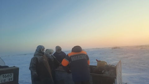 В тундре застрял снегоход с тремя взрослыми и двумя детьми