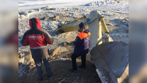 На реке Амур экскаватор провалился под лед вместе с водителем