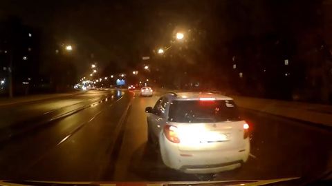 В Петербурге водитель кроссовера устроил гонки со скорой, не пуская ее вперед. Видео