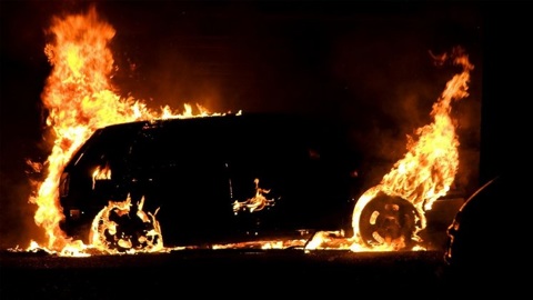 Автомобиль Cadillac горел на площади Кондратюка в Новосибирске