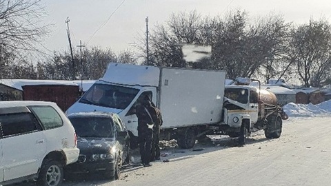 В Новосибирске водитель ассенизатора устроил массовое ДТП