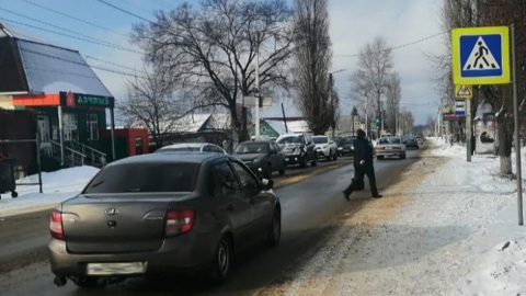 В Мичуринске под колеса фургона попала 16-летняя девушка