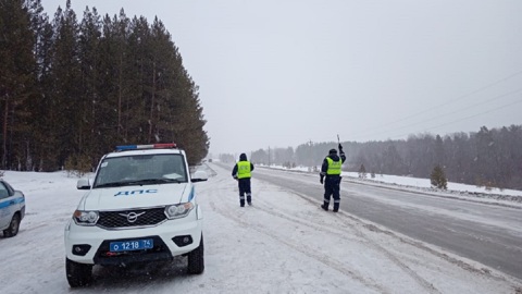 В Мурманской области из-за непогоды перекрыты трассы