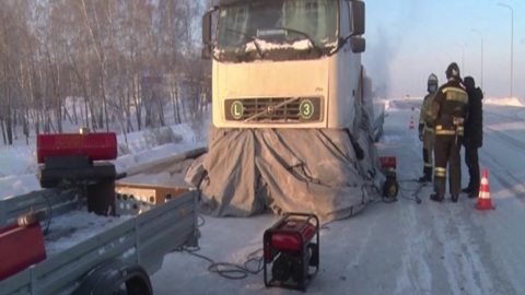 Пожарные на трассе отогрели дальнобойщика