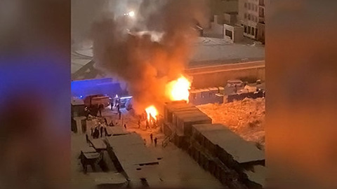 В Ленинградской области пожар уничтожил временные дома строителей