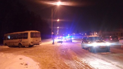 В Марий Эл пассажирский автобус сбил женщину и врезался в иномарку