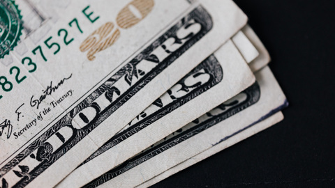 Доллар упал на Мосбирже ниже 70 рублей