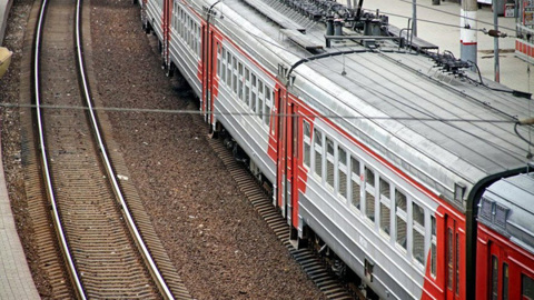 В Москве электричка насмерть сбила двух человек