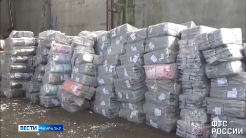 В Курганской области пресекли ввоз в страну 500 кг немаркированной одежды