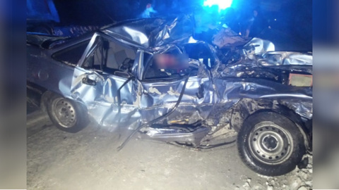 В Екатеринбурге легковушка влетела под самосвал: двое погибших