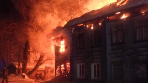 В Каргополе сгорел двухэтажный многоквартирный жилой дом