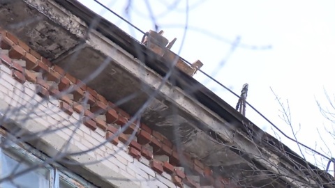 В Барнауле начали восстанавливать разрушенную крышу многоэтажки