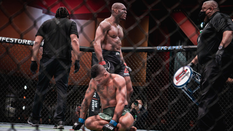Усман защитил титул чемпиона UFC, победив Бернса техническим нокаутом