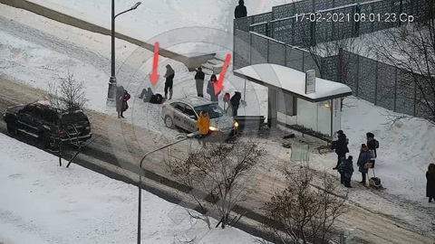 Машина сбила человека на остановке на севере Москвы