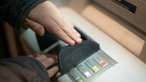 Житель Мурманской области попытался вскрыть банкомат с 2,6 млн рублей