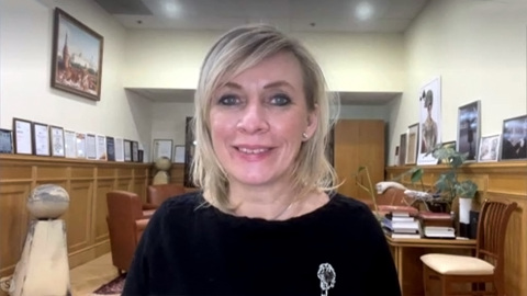 Захарова сочла феминитивы шуткой и рассмеялась