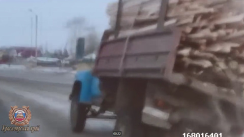 Под Красноярском рецидивист устроил гонки с полицейскими на чужом грузовике. Видео