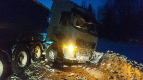На трассе под Костромой легковушка столкнулась с двумя фурами