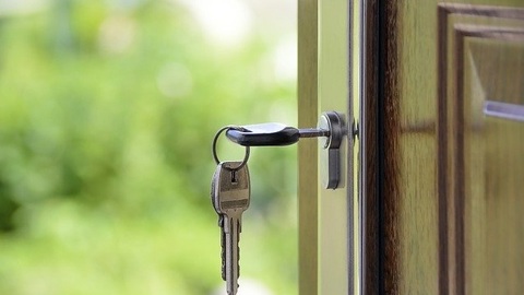 Житель Самары незаконно выставил из квартиры бывшую жену и двух дочерей