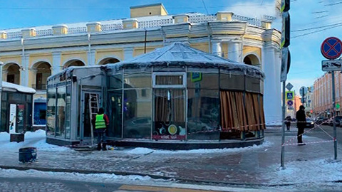 У Гостиного двора демонтировали кафе, которое простояло 20 лет