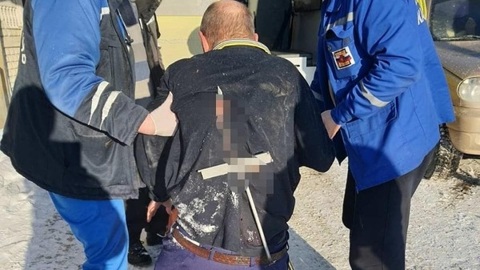 Напоролся на штырь: в Оренбурге пьяного мужчину снимали с забора спасатели