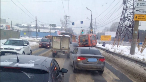 В Нижнем Новгороде на улице Ярошенко маршрутка снесла столб