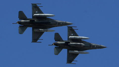 Греческие F-16 опасно приблизились к турецкому судну