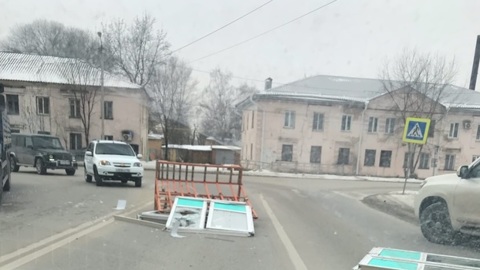 Грузовик потерял пластиковые окна на оживленном перекрестке в Воронеже