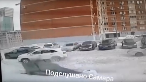 В Самаре упал с крыши огромный кусок рубероида на парковку