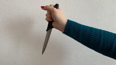 В Питере 13-летняя девочка порезала спасшего ее полицейского