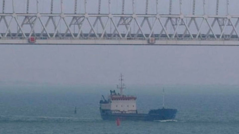 Сухогруз с химикатами в Темрюкском районе готовится к буксировке в Турцию
