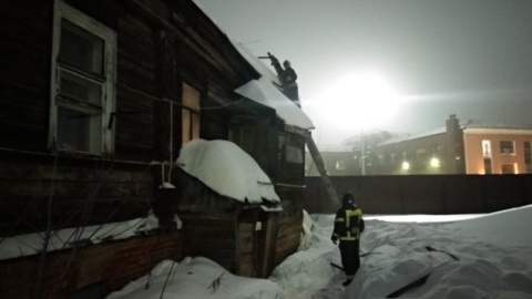 Утром из горящего дома в центре Владимира эвакуировали двух человек