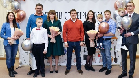 Губернатор Ямала вручил молодым семьям жилищные сертификаты
