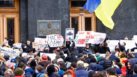 Сотни радикалов пришли к офисам президента и генпрокурора Украины